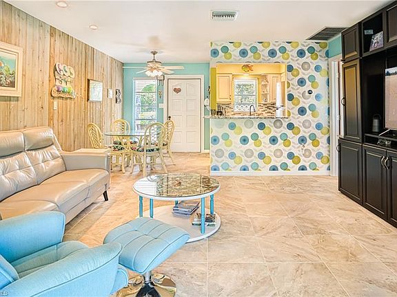 3rd image of 312 Periwinkle Way Unit 6