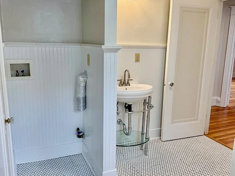 302 Hasbrouck Ave — Photo 16