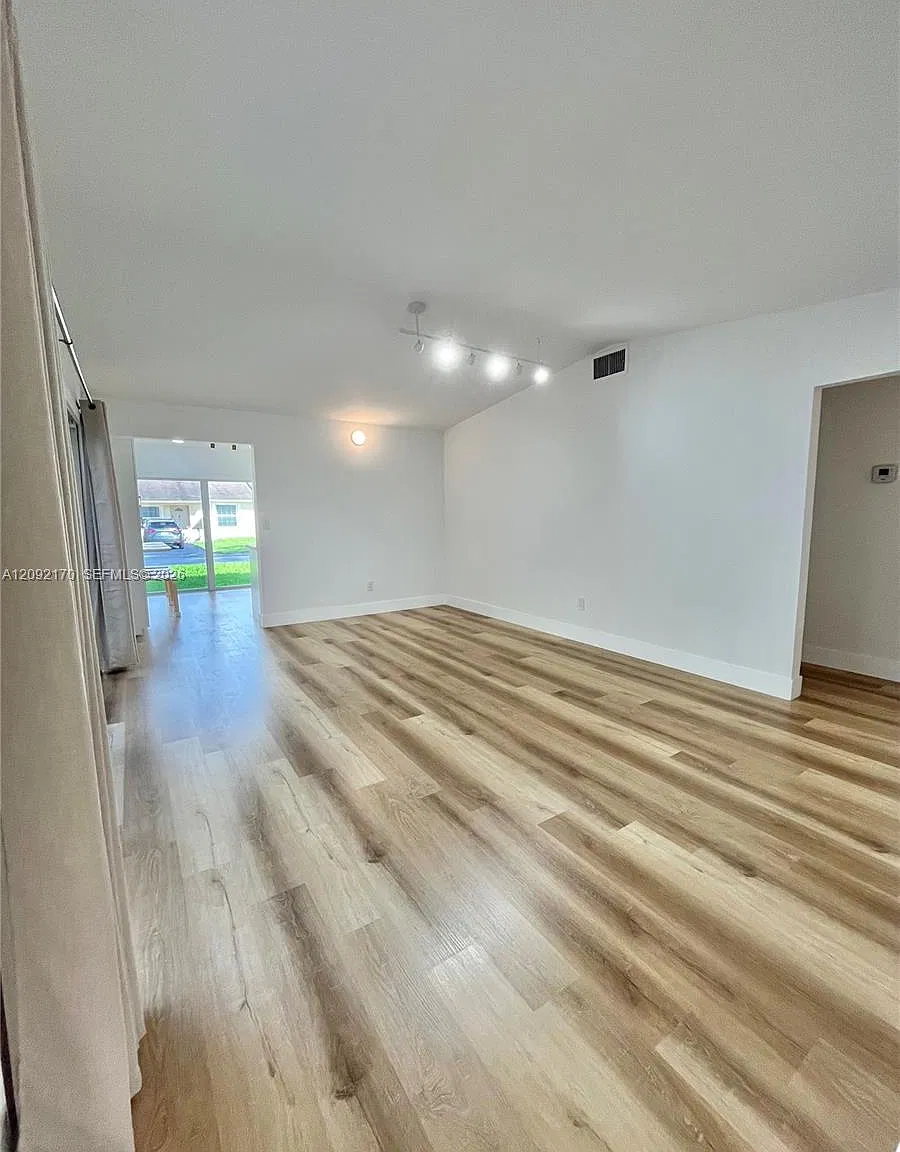 3 bed, 1156 sqft, $3,500 — Photo 4