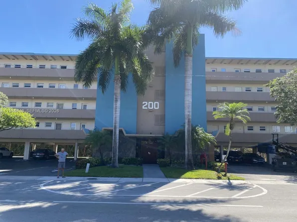 200 NE 14th Ave APT 419, Hallandale, FL 33009