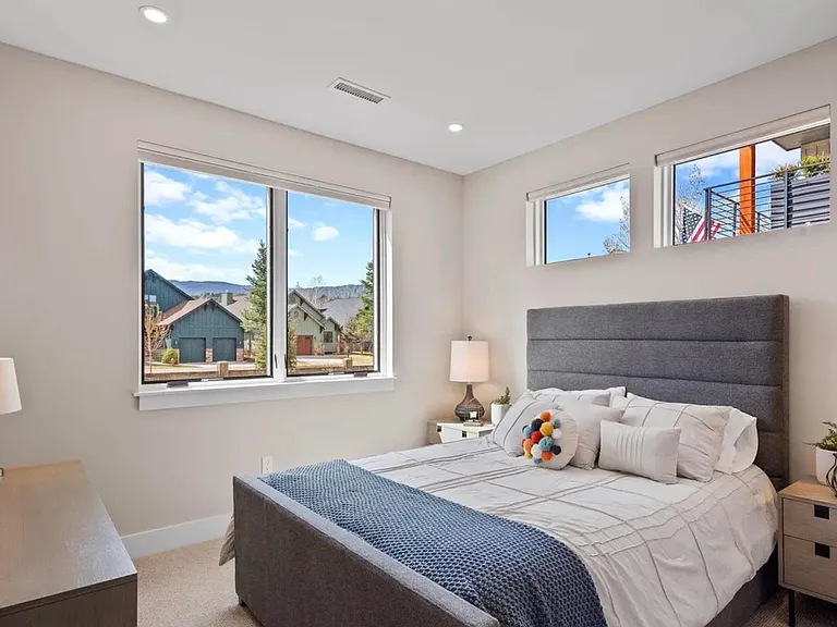 424 Jewels Ln — Photo 9