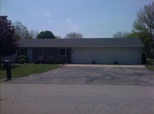 204 Mockingbird Ln, Le Roy, IL 61752