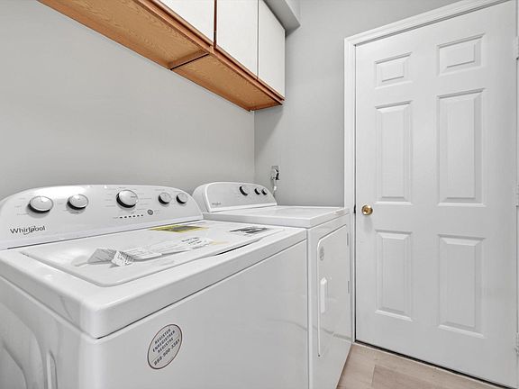 3rd image of 8 Oak Leaf Ln