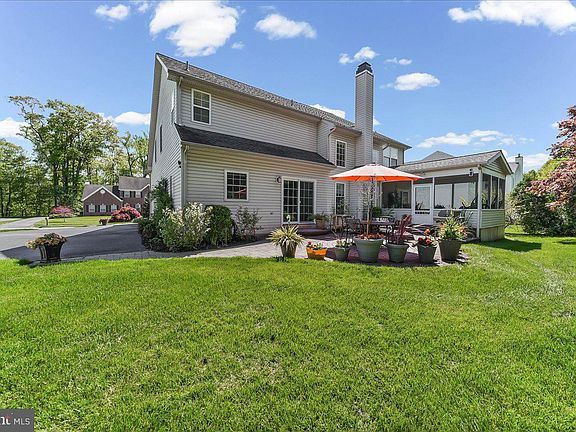 3rd image of 19 Bradley Dr