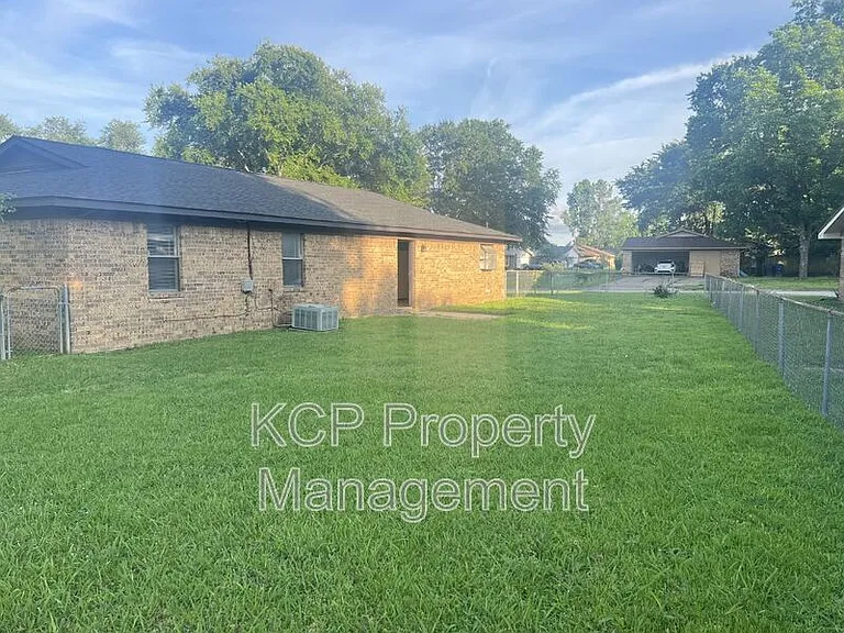 8516 S 35th Ter — Photo 15
