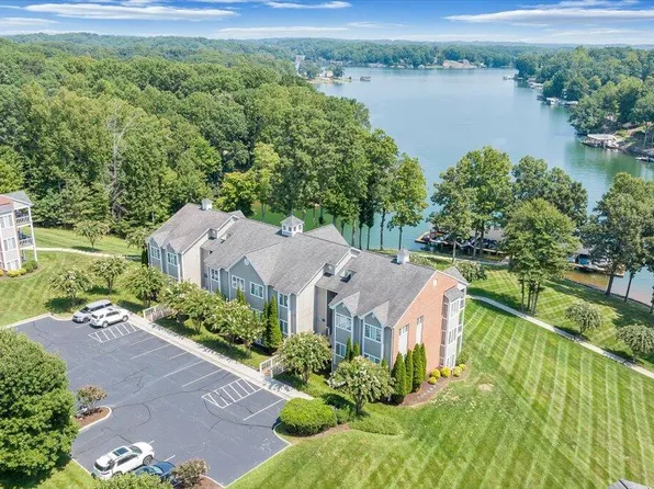 305 S Pointe Shore Dr, Moneta, VA 24121