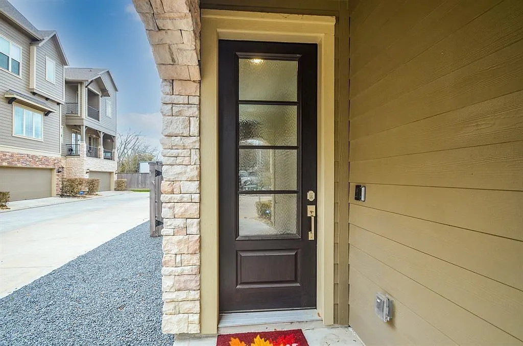 3 bed, 3.5 bath, 2203 sqft, $2,795 — Photo 3