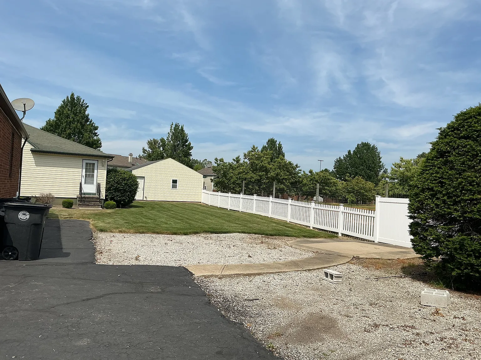 5 bed, 1.5 bath, 2000 sqft, $2,400 — Photo 2