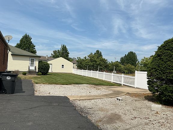 2nd image of 4551 Grayton Rd