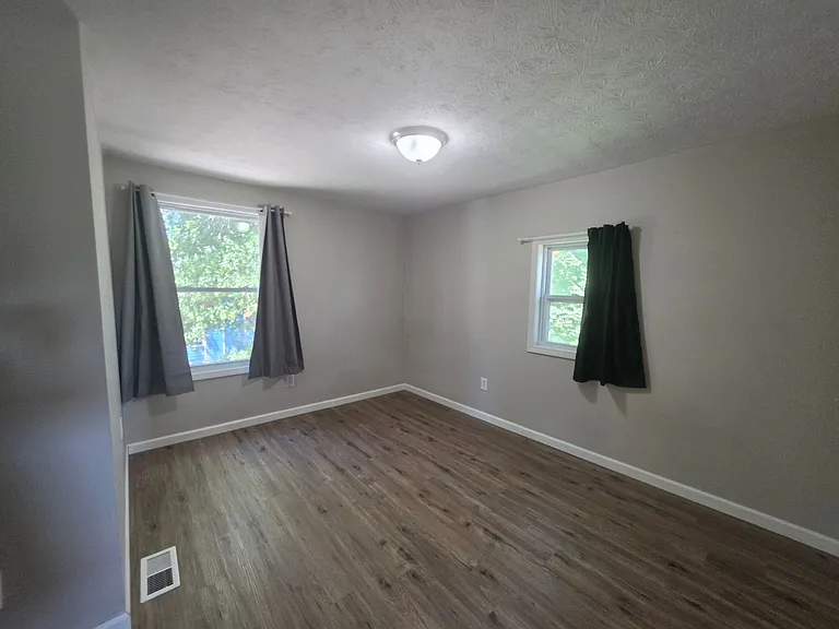 454 Kling St — Photo 13