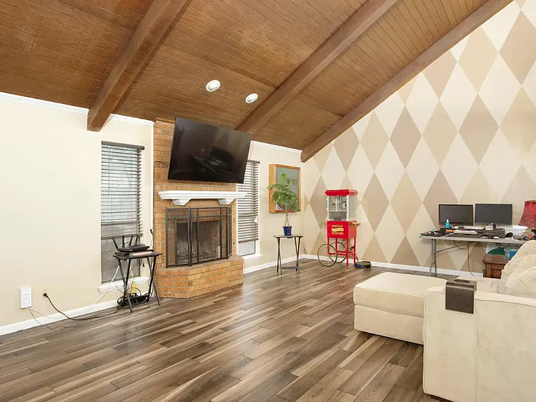 3301 Winton Dr — Photo 5