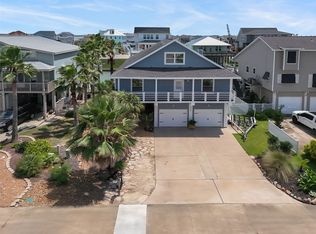 318 Sunset Cir, Tiki Island, TX 77554