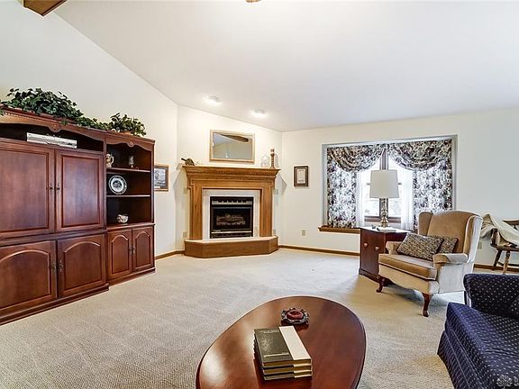 5th image of 577 Woodbury Ct