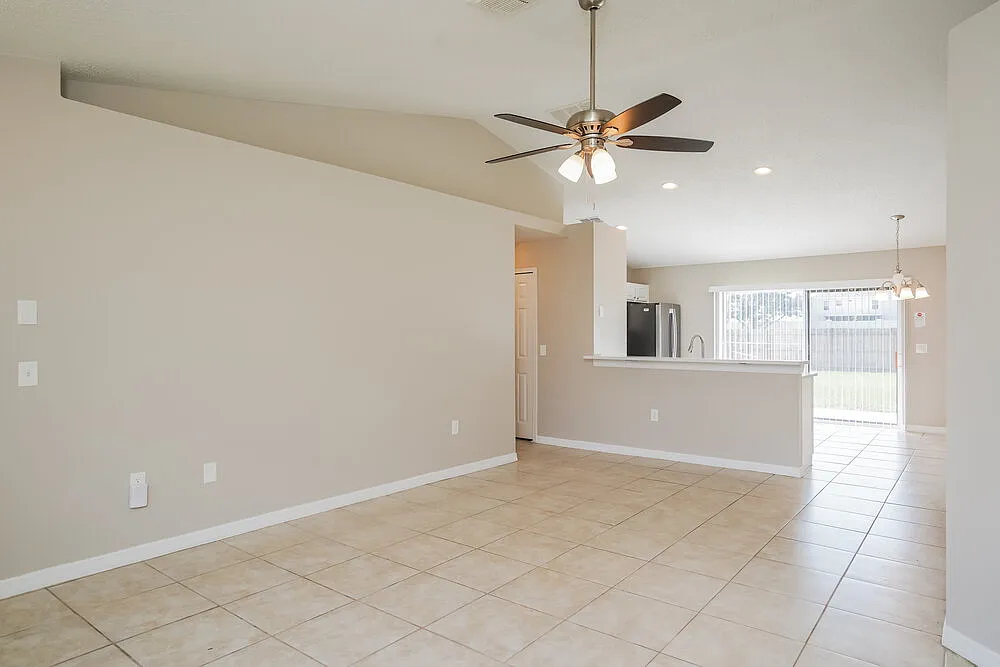 3 bed, 2.0 bath, 1435 sqft, $2,030 — Photo 4