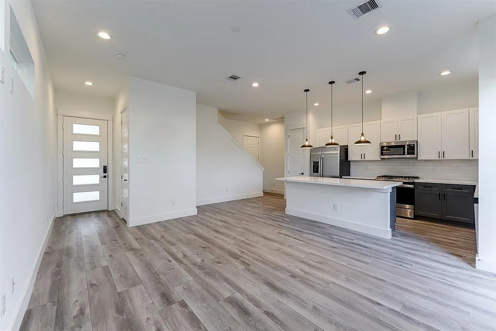 3 bed, 2.5 bath, 1579 sqft, $2,400 — Photo 2