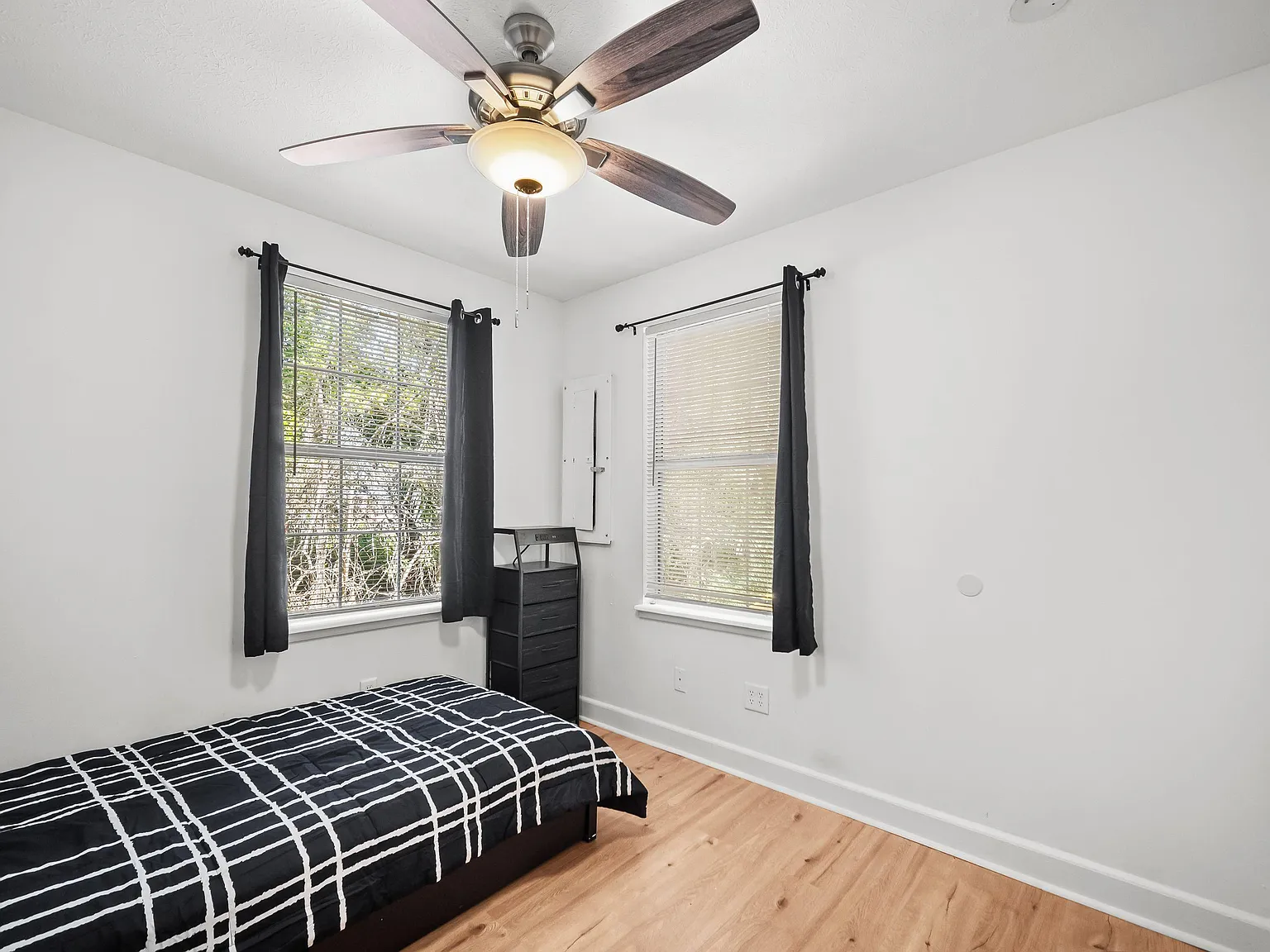 4 bed, 1.0 bath, 1200 sqft, $784 — Photo 3