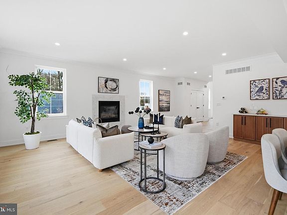 5th image of 10 Churchville Ln