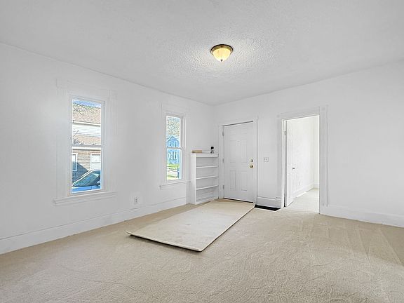 2nd image of 728 Baxter St SE #1