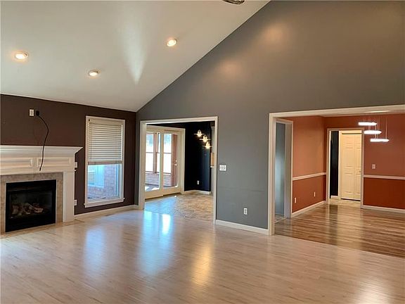 4th image of 214 Orchard Park Dr