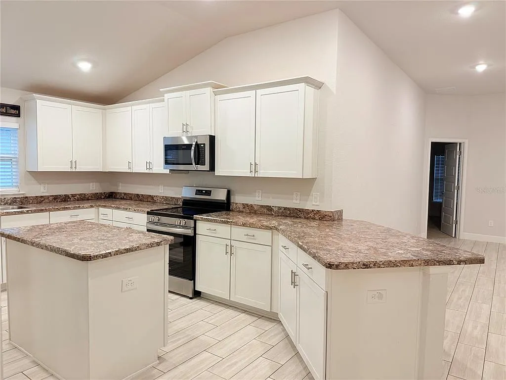 4 bed, 3.0 bath, 2216 sqft, $2,400 — Photo 4