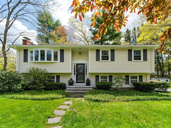 18 Emerson Rd, Medfield, MA 02052