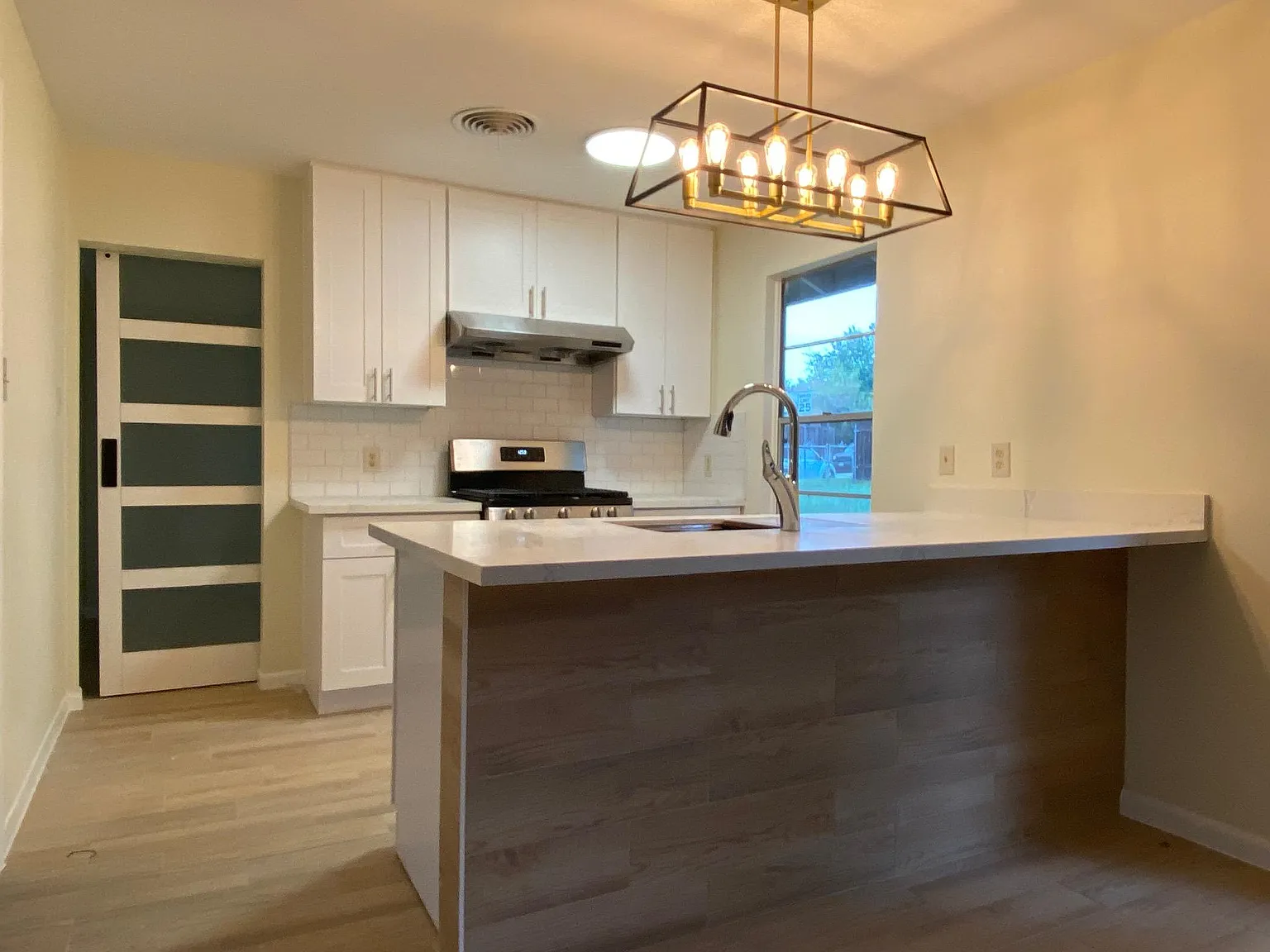 3 bed, 1400 sqft, $2,998 — Photo 3