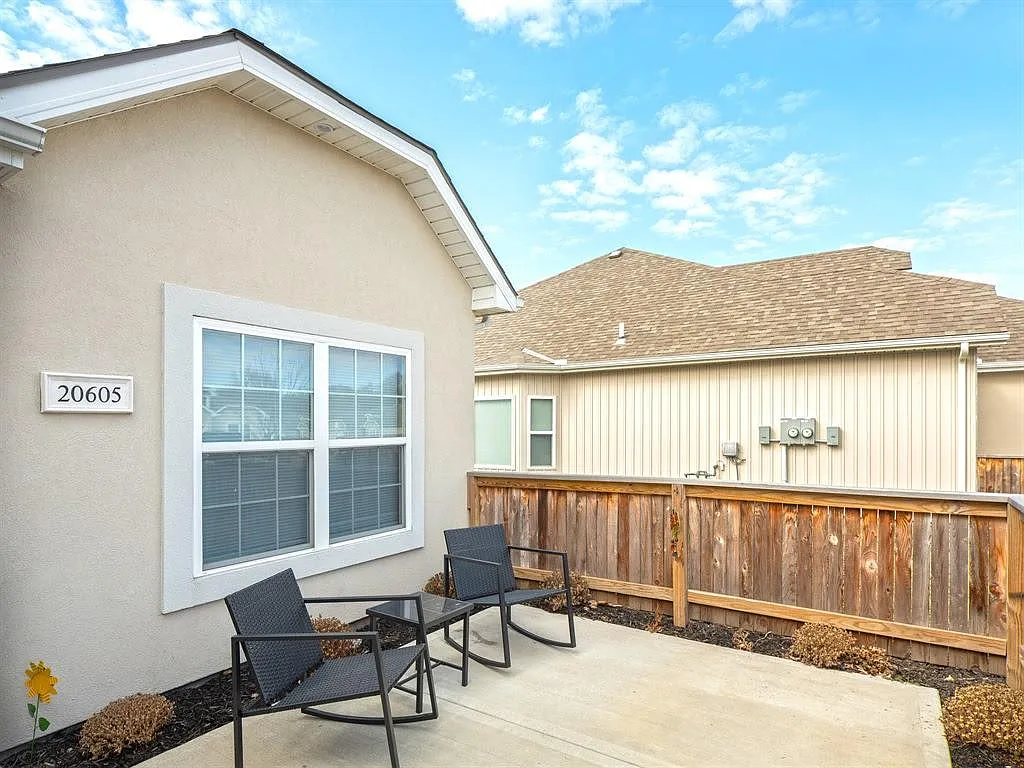 Peregrine Valley Duplexes — Photo 4