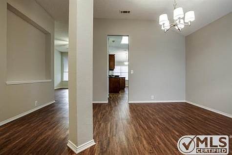 4th image of 315 Stately Oak Ln