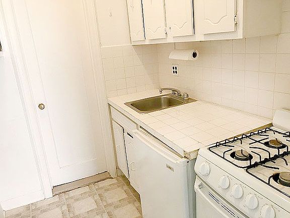 5th image of 223 W 78th St APT 3R