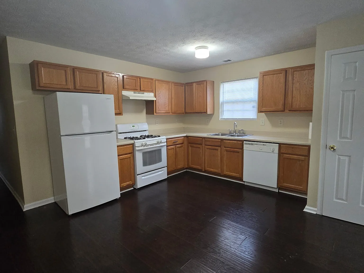 3 bed, 1281 sqft, $2,085 — Photo 3