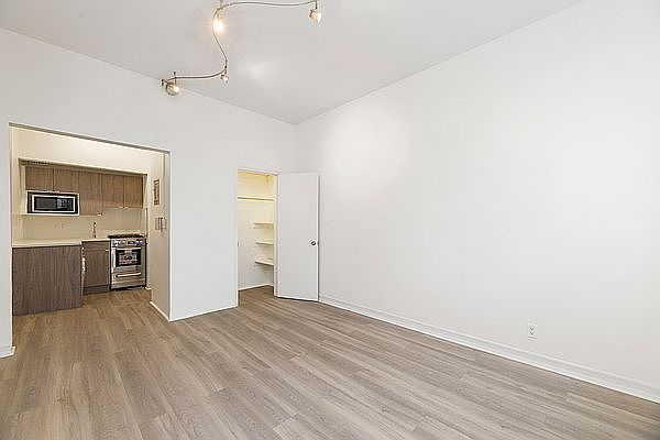 1st image of 340 W 48th St #3D