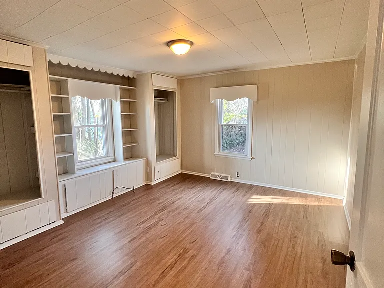 931 Albert St — Photo 8