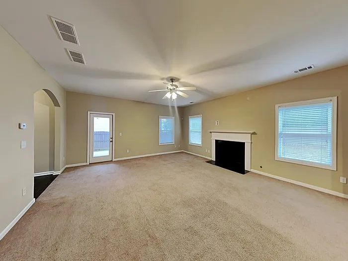 4 bed, 3.0 bath, 3306 sqft, $2,495 — Photo 4