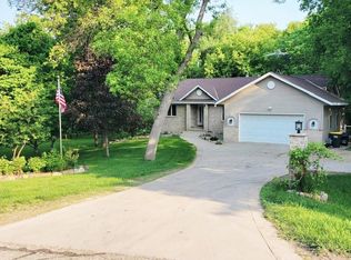 8526 Oak Ridge Dr, Spicer, MN 56288