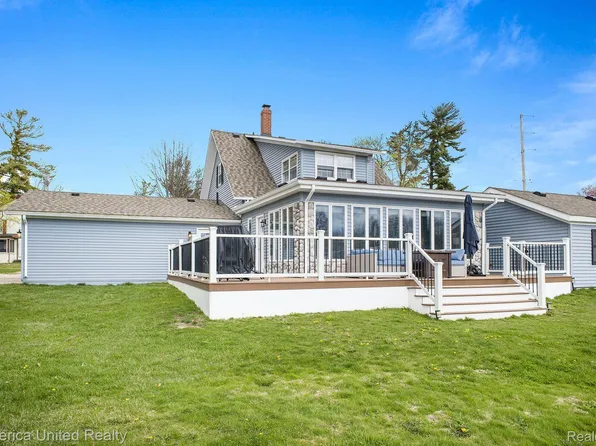 304 Oak St, Linden, MI 48451