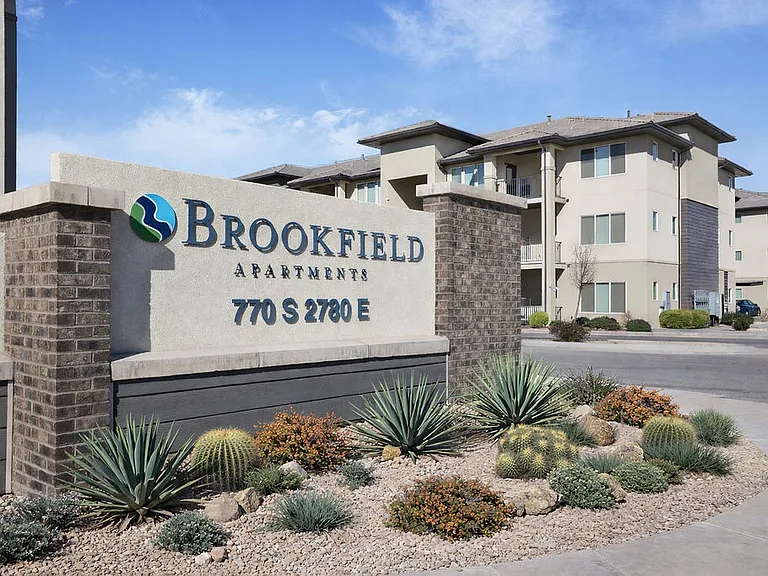 Brookfield Apartments — Photo 40