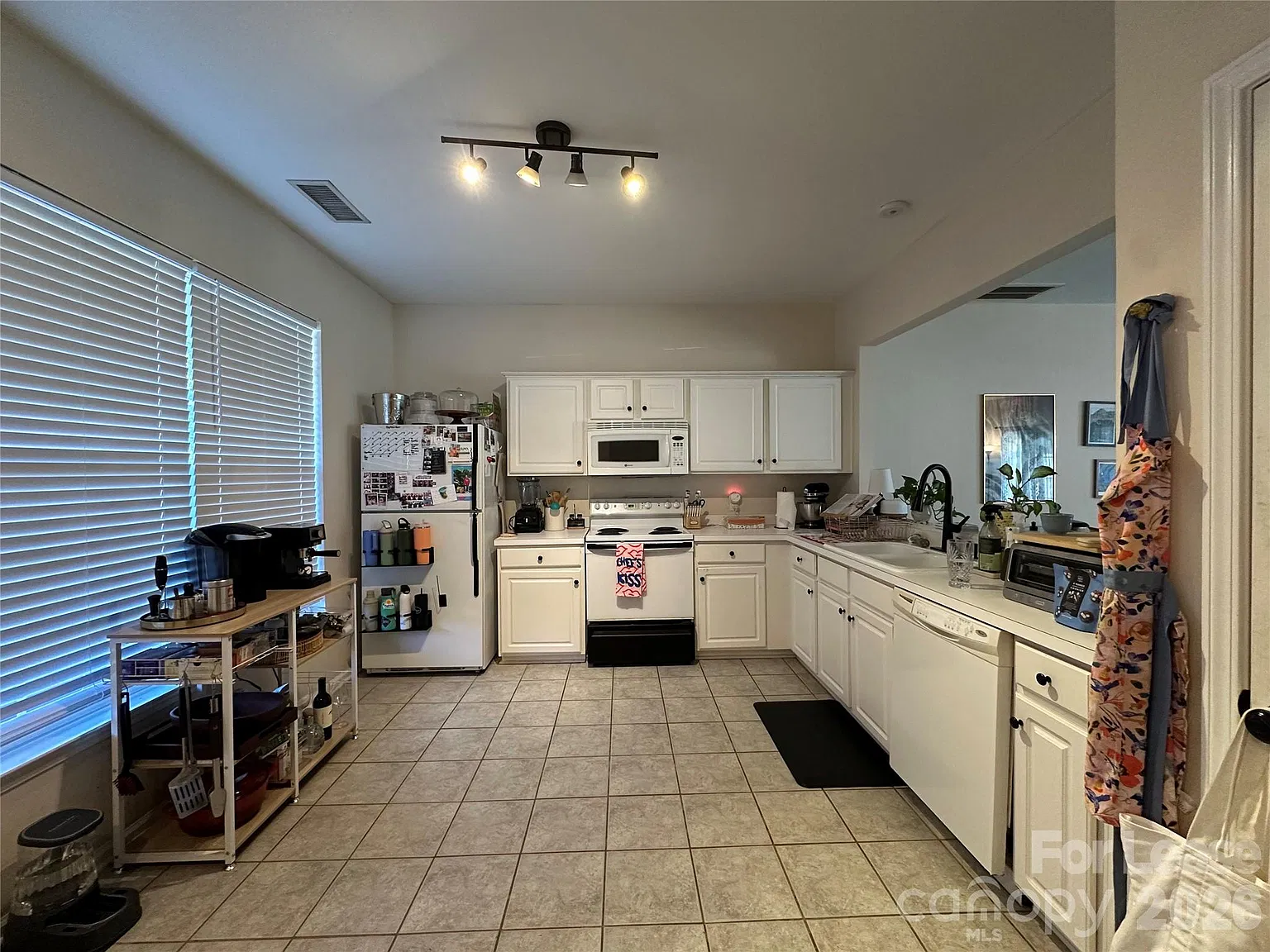 3 bed, 2.5 bath, 1374 sqft, $1,925 — Photo 4