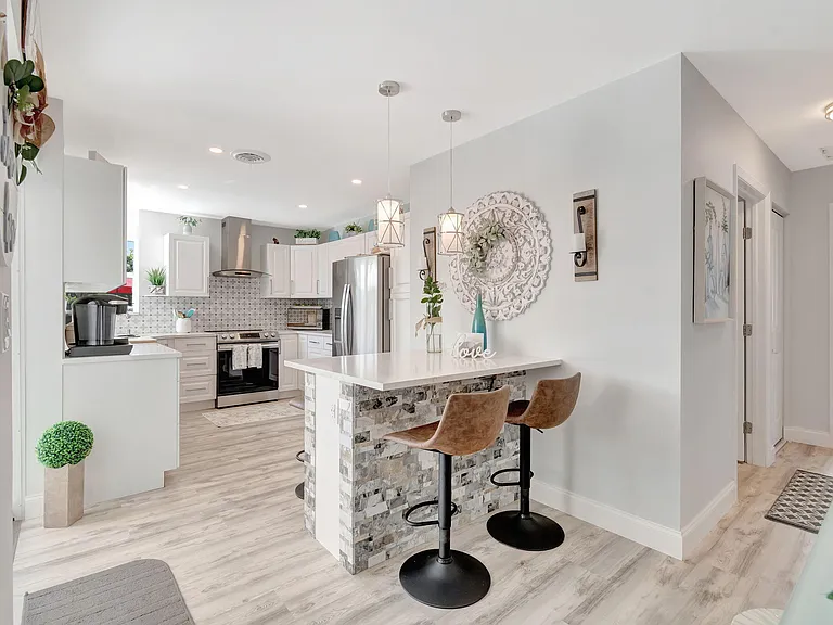 302 Venice Dr — Photo 16