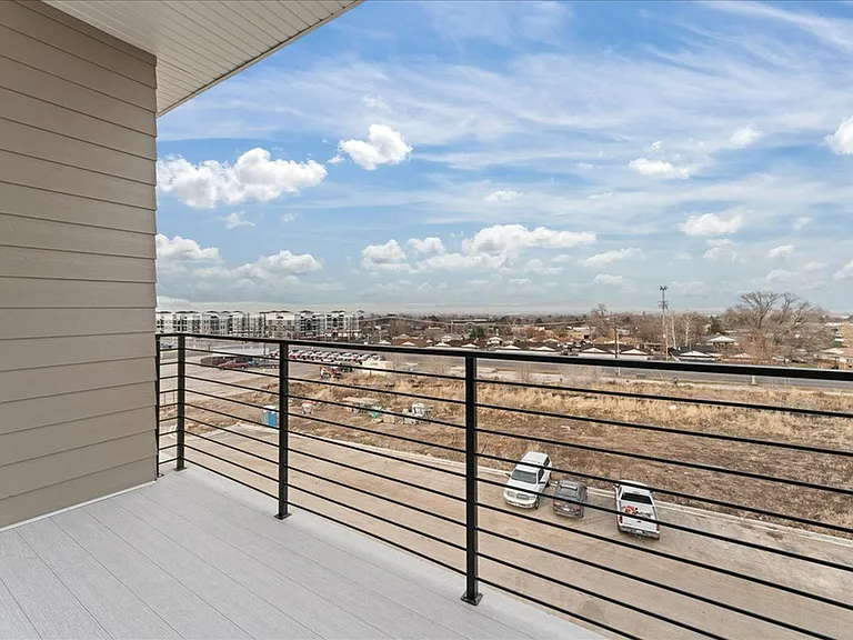 1x1 with Den Balcony 1x1 with Den Balcony