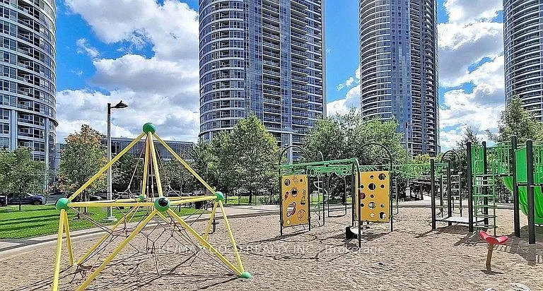 125 Village Green Sq #84 — Photo 8