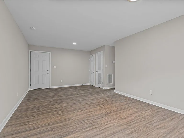 1302 E King St — Photo 29
