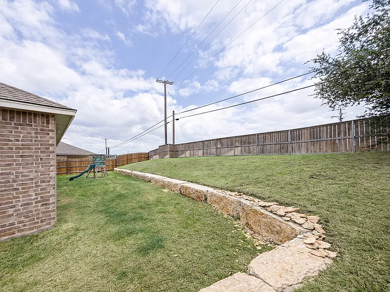 2403 Corradino St — Photo 32