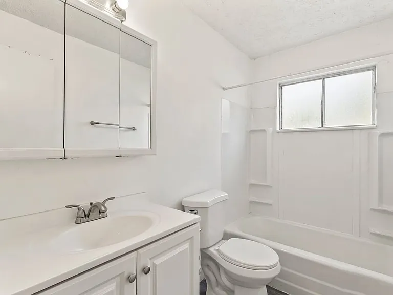 Towne Apartments — Photo 13