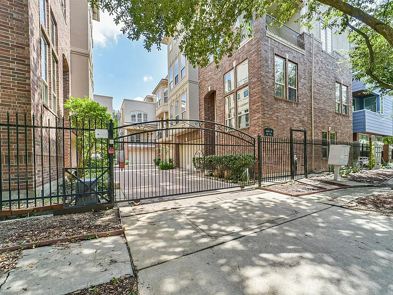 1833 Oakdale St — Photo 2