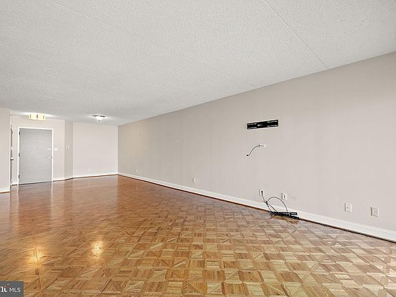 5th image of 1704 N Park Dr APT 205