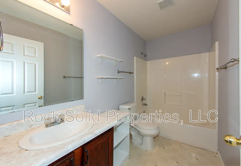 407 E 5th St — Photo 17
