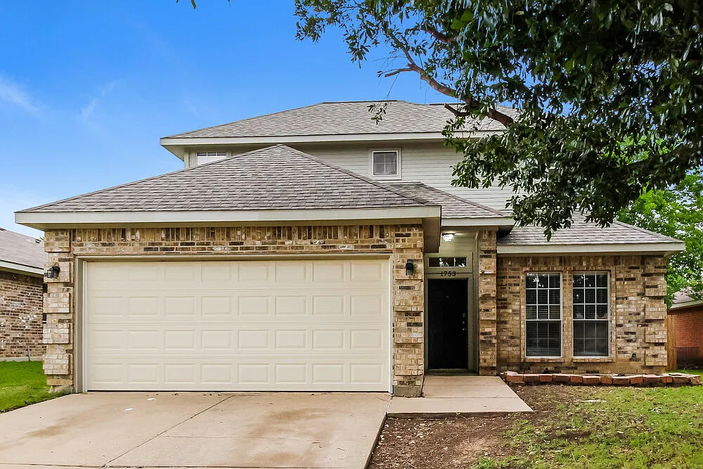 4 bed, 2.5 bath, 2022 sqft, $2,850 — Photo 1