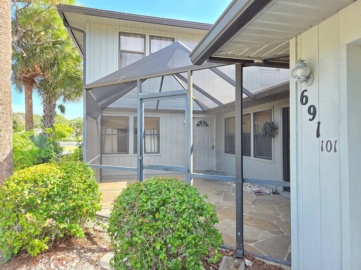 New Price! Spacious~Sunny~Screened Patio~Garage~Laundry! — Photo 2
