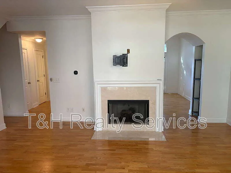 2 bed, 2.5 bath, 1659 sqft, $2,100 — Photo 3