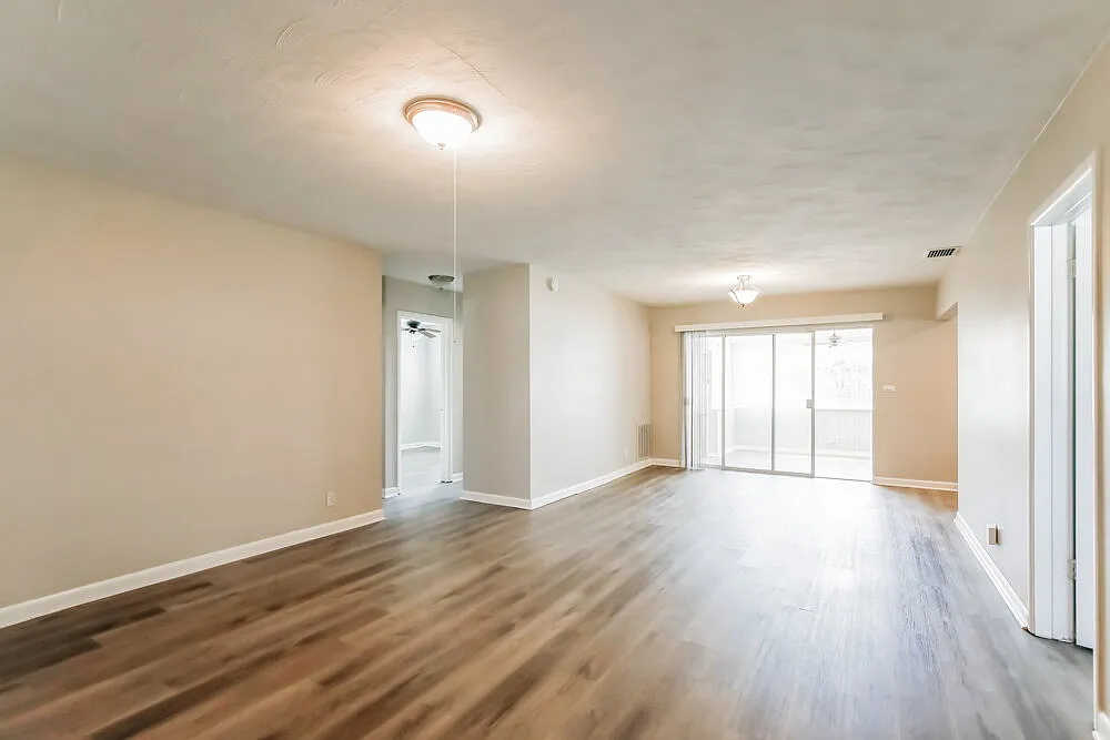 3 bed, 2.0 bath, 1279 sqft, $4,350 — Photo 4